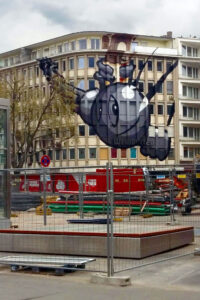 Graffitikunst Düsseldorf / Mural_Streetart /Urbanart Die Kuratoren von Transurban und dem 40 Grad Urban Art / Streetart Festival in Düsseldorf boten uns 2015 die Bemalung einer große Fassade auf der Schahdowstraße in Düsseldorf an. Das Thema zum Festival war Gentrifizierung. Eine Motiv einer großen Abrissbirne auf ein dem Abriss geweihten Gebäude umzusetzen war für mich als Künstler mit dem Namen „Birne“ naheliegend, doch auf die Idee brachte mich mein Kollege Angus.
